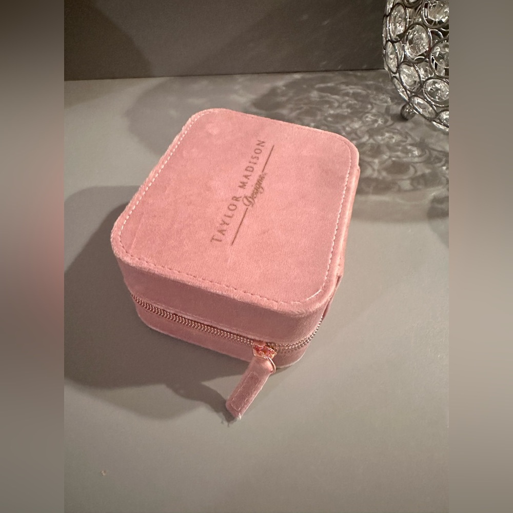 🆕Taylor Madison Jewelery Box